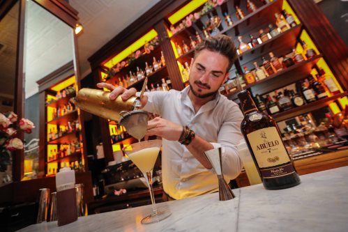 RonAbueloBrandAmbassadorMixingupDaquiri